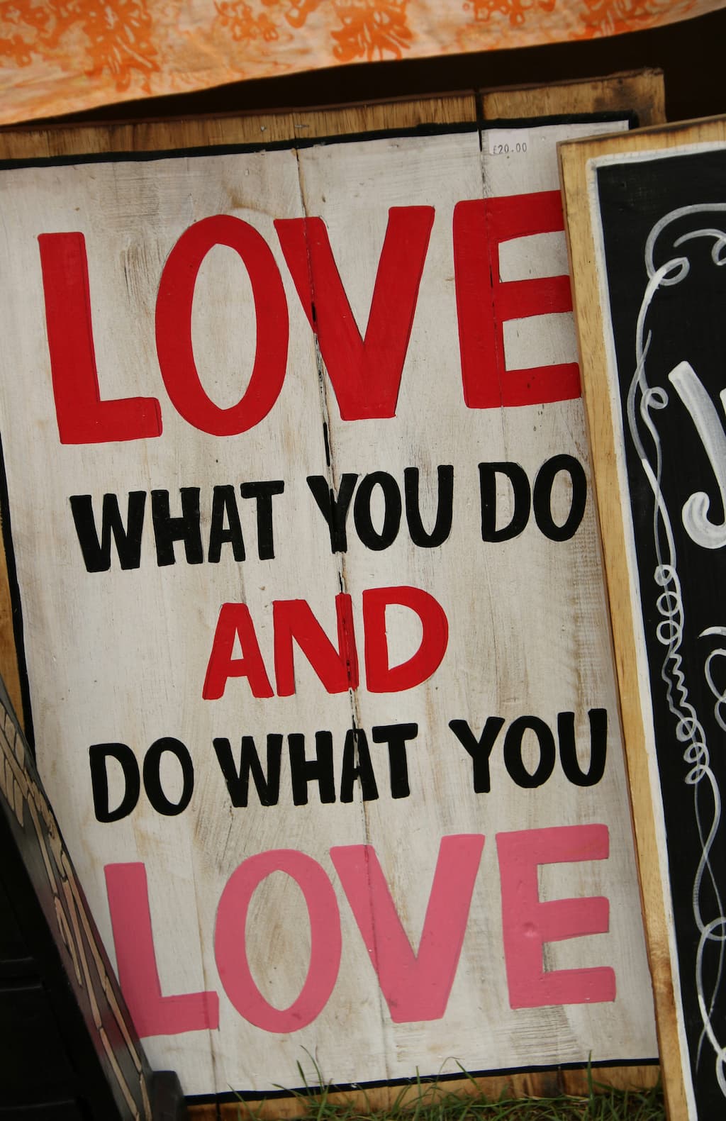Das Bild zeigt eine Tafel mit der Aufschrift"Love what you do and do what you love".